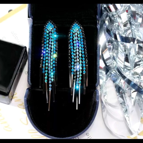 New!! Gorgeous Blue Crystal CZ Earrings! - Picture 2 of 4